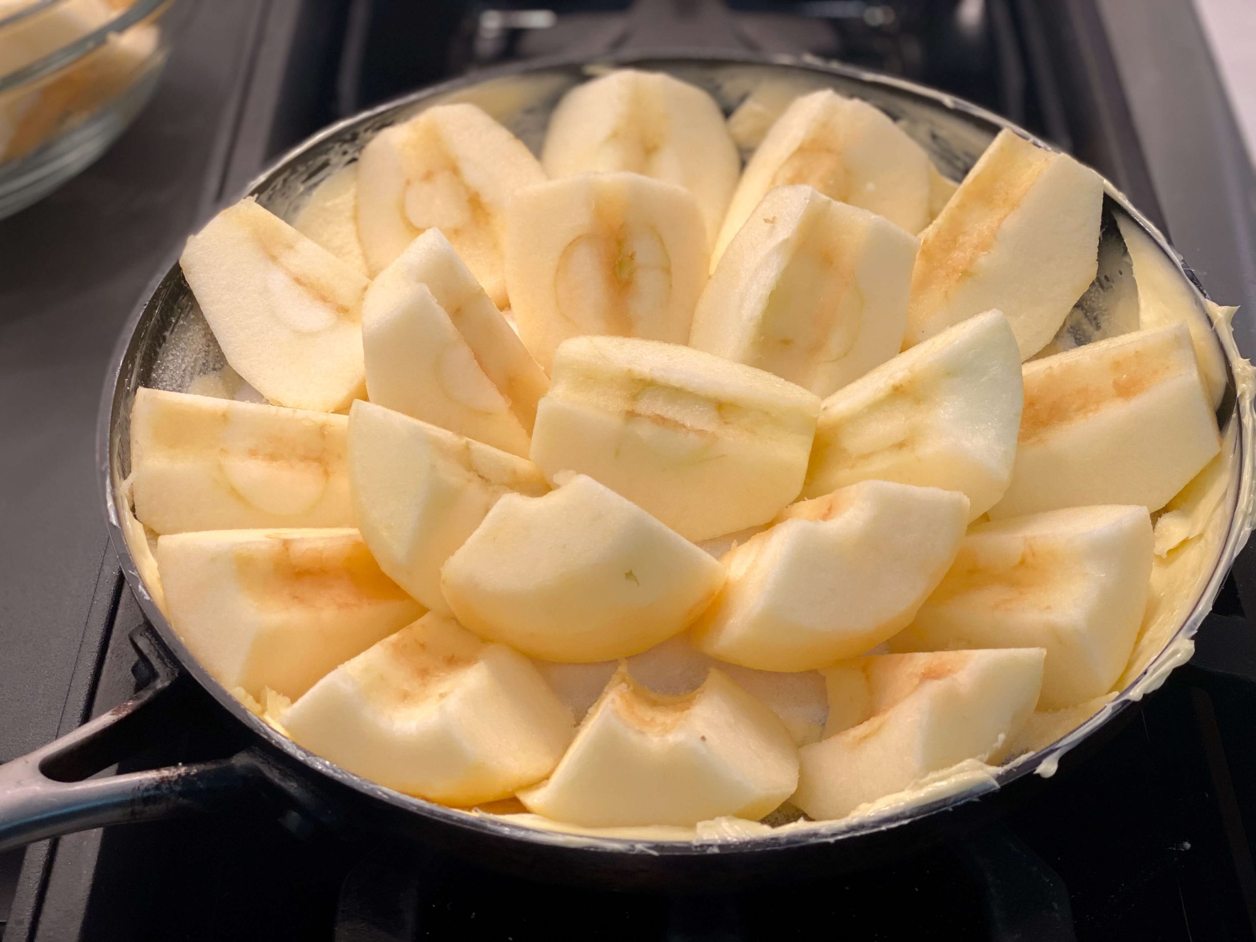 Apples arranged in the pan for the apple tarte tatin 