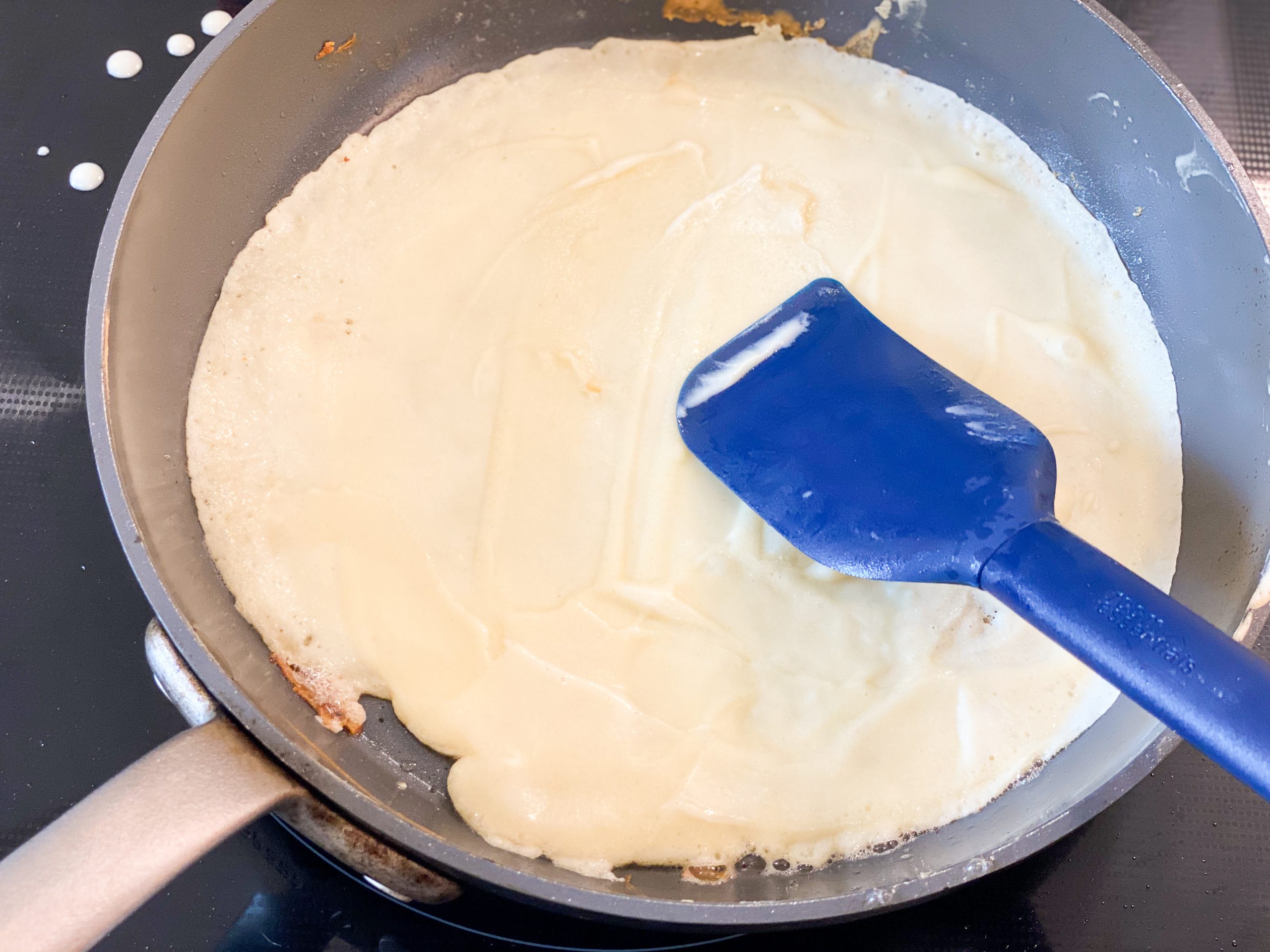 spatula helping even the crepe batter