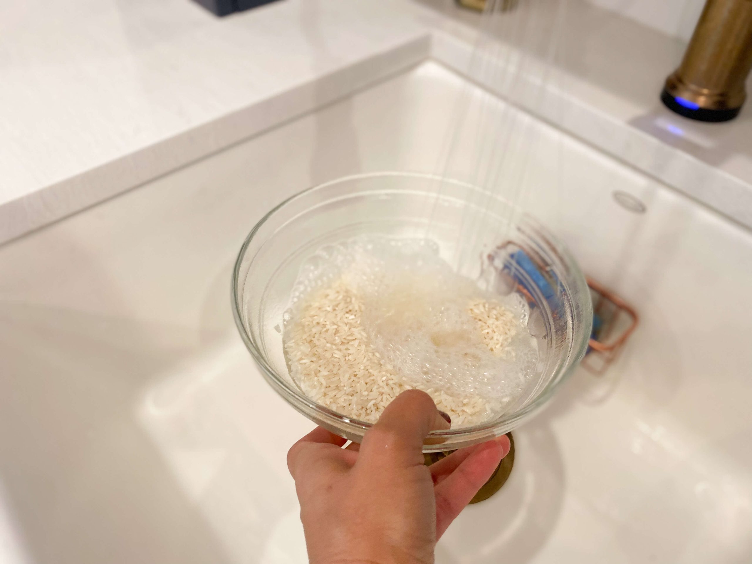 rice rinsing in water